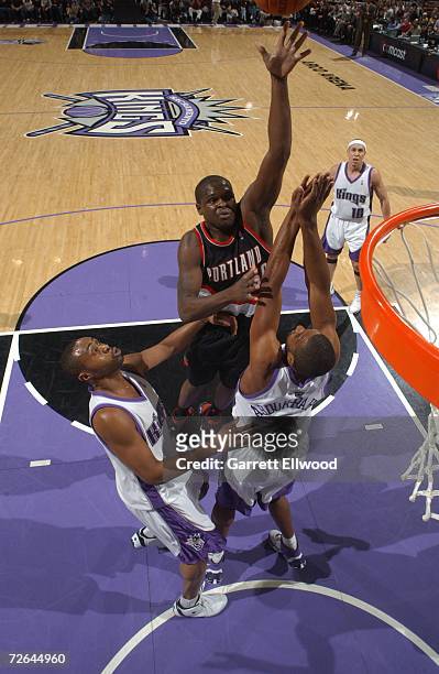 Zach Randolph of the Portland Trail Blazers takes the ball to the basket against the Sacramento Kings on November 25, 2006 at ARCO Arena in...