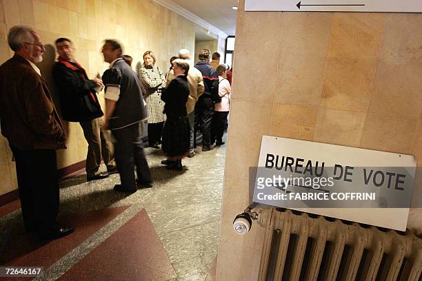 Swiss citizens queue to vote on a one-billion-Swiss franc grant for the European Union's 10 new members in a referendum, 26 November 2006 in Bulle....