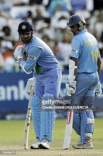 Cape Town, SOUTH AFRICA: Indian batsman Zaheer Khan and Indian captain and batsman Rahul Dravid chat, 26 November 2006, during a break at the One Day...