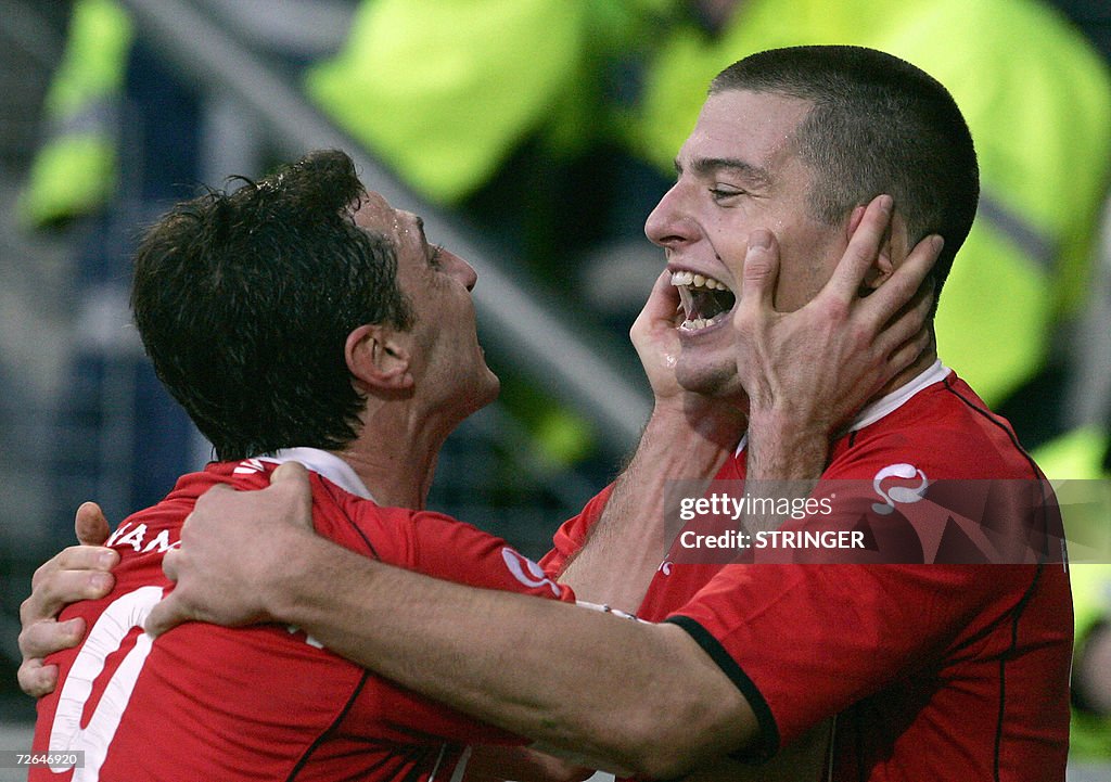 AZ Alkmaar's Danny Koevermans (R) jubila