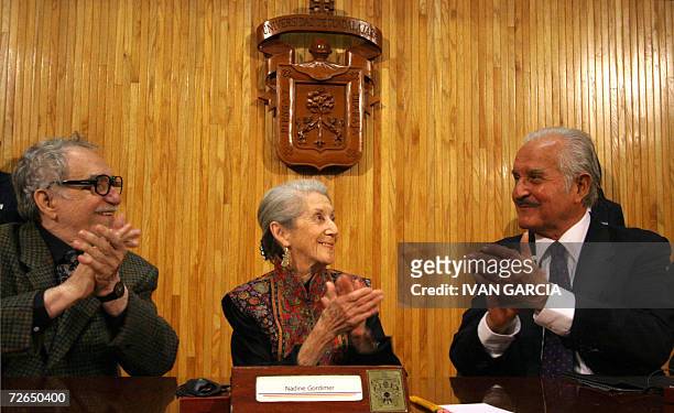 Los Premios Nobel de Literatura el colombinao Gabriel Garcia Marquez y el Mexicano Carlos Fuentes rinden homenaje a la Premio Nobel sudafricana...