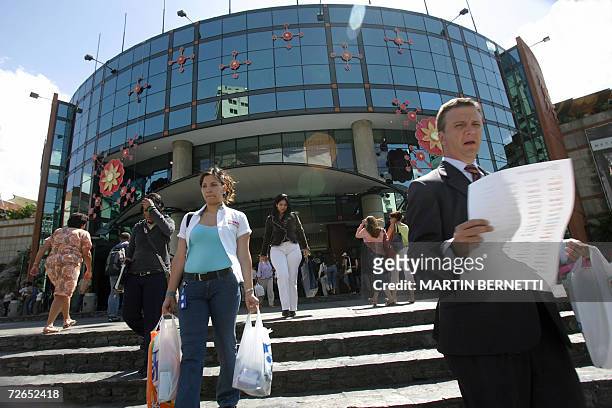 Clientes salen del centro comercial "Sambil", proclamado como el mayor de America Latina, que atrae a unas cien mil personas cada dia, en Caracas el...
