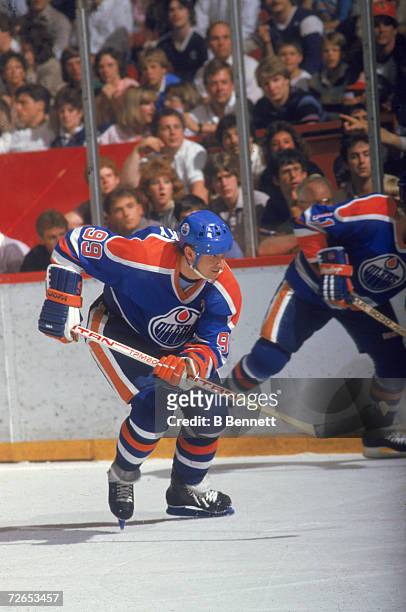 Canadian professional ice hockey player Wayne Gretzky of the Edmonton Oilers skates on the ice during an away game, mid 1980s. Gretzky played for the...