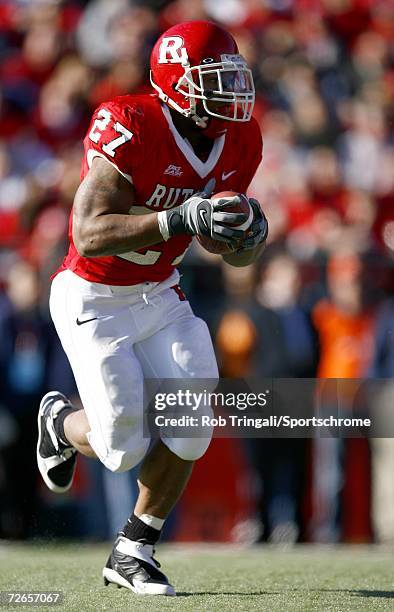 Running Back Ray Rice of the Rutgers Scarlet Knights rushes against the Syracuse Orange at Rutgers Stadium on November 25, 2006 in Piscataway, New...