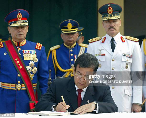 El presidente de Paraguay Nicanor Duarte Frutos firma la asuncion del general Bernardino Soto Estigarribia como nuevo comandante de las Fuerzas...