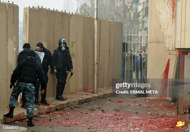 Pristina, SERBIA AND MONTENEGRO: The UN police guard the wall around the UNMIK building in Pristina, 28 November 2006 as the protesters thew bottle...
