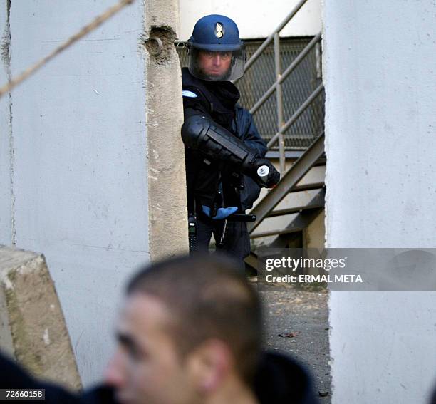 Pristina, SERBIA AND MONTENEGRO: A UN policeman guards the wall around the UNMIK building in Pristina, 28 November 2006 as protesters threw bottles...