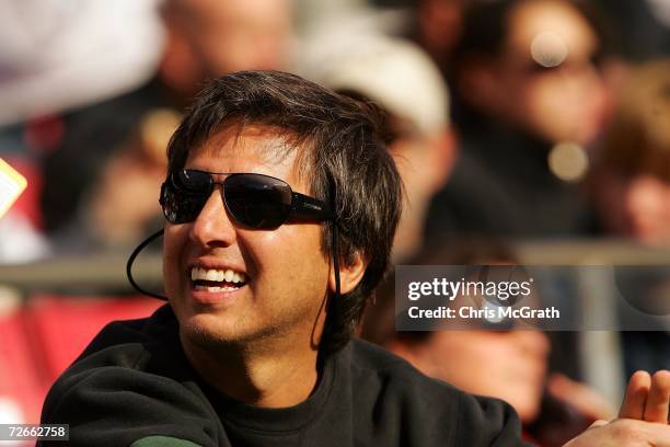 Actor Ray Romano looks on before a game between the Houston Texans and the New York Jets at Giants Stadium on November 26, 2006 in East Rutherford,...