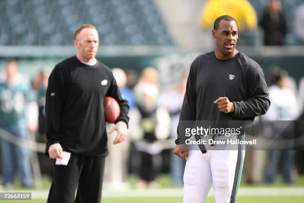 Quarterback's Donovan McNabb and Jeff Garcia of the Philadelphia Eagles stand around before the game against the Tennessee Titans on November 19,...