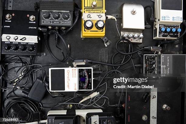 sound equipment - guitar pedal stockfoto's en -beelden