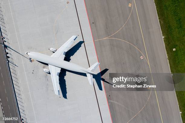 airplane on tarmac at an airport - pista di atterraggio foto e immagini stock