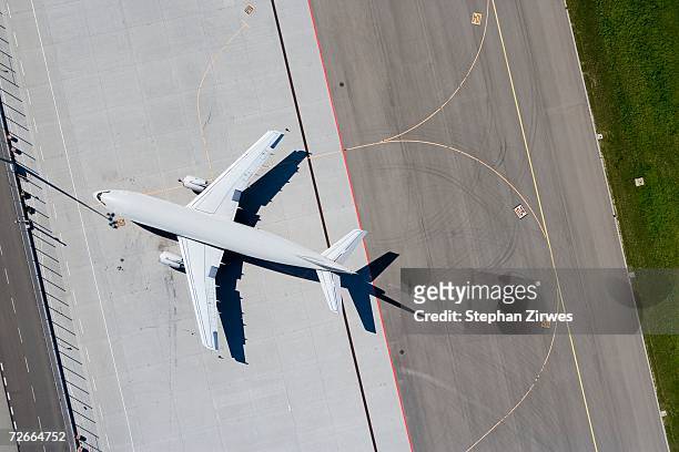 airplane on tarmac at an airport - airport aerial imagens e fotografias de stock