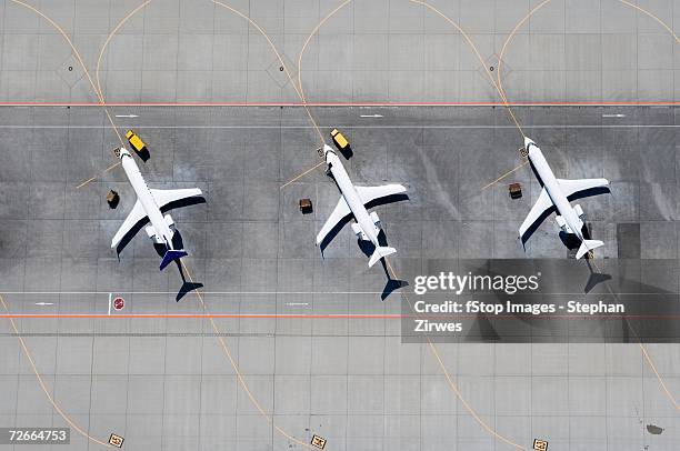 aerial view of three airplanes in a row - contaminación concepto fotografías e imágenes de stock