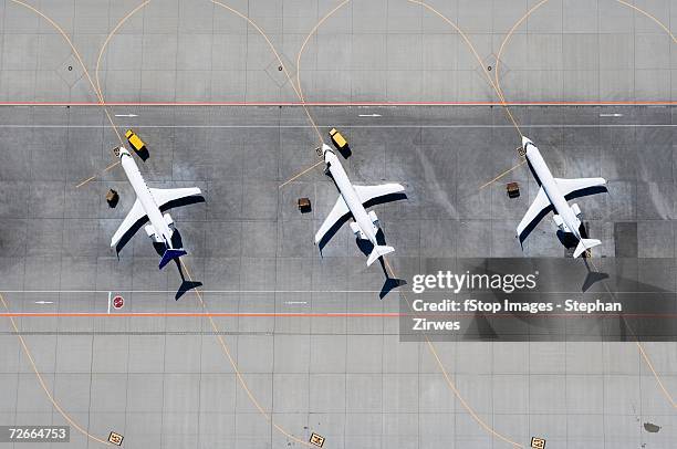aerial view of three airplanes in a row - indústria aeroespacial imagens e fotografias de stock