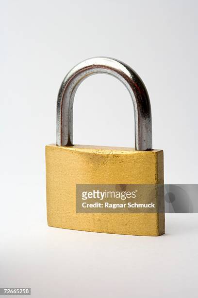 gold padlock - candado fotografías e imágenes de stock