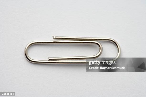 paper clip - trombone photos et images de collection