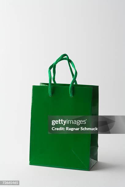 green gift bag - geschenktüte einwickelpapier stock-fotos und bilder