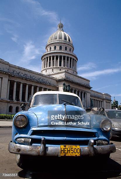 vintage car parked in front of el capitolio, havana, cuba - kapitoleum bildbanksfoton och bilder