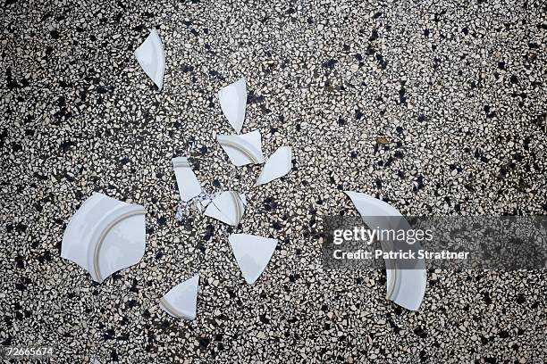 Smashed Plates Stock-Fotos und Bilder - Getty Images