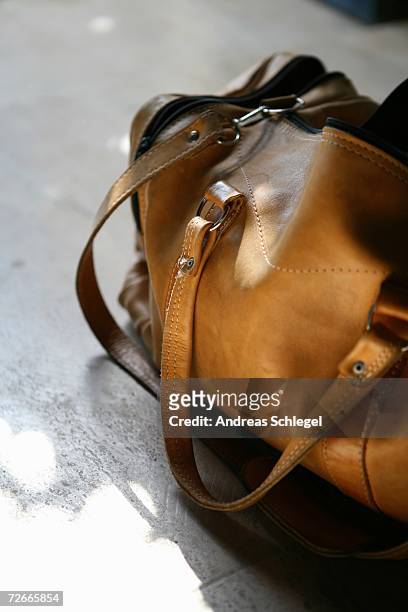 leather gym bag - gym bag fotografías e imágenes de stock