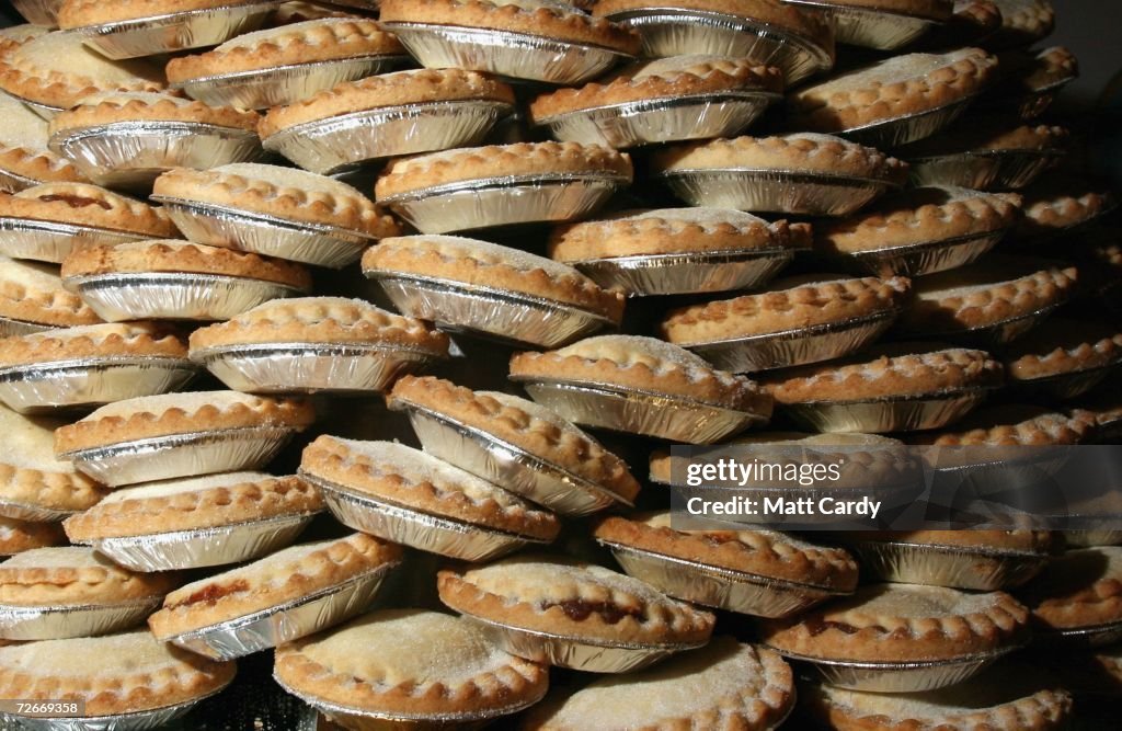 Competitive Eaters Devour Mince Pies