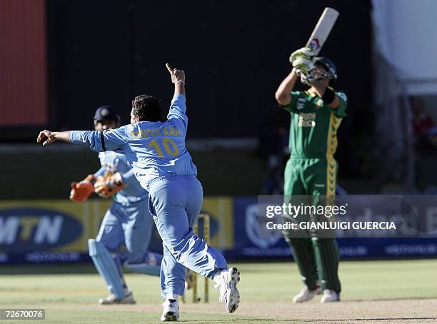 Port Elizabeth, SOUTH AFRICA: Indian bowler Sachin Tendulkar celebrates 29 November 2006 the dismissal of South African batsman Justin Kemp during...