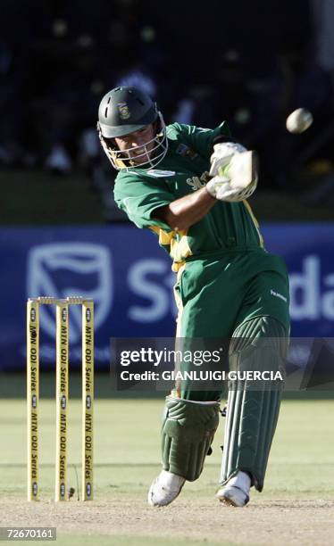 Port Elizabeth, SOUTH AFRICA: South African batsman Herschelle Gibbs hits a four, 29 November 2006, during the 4th ODI cricket match at St. George...