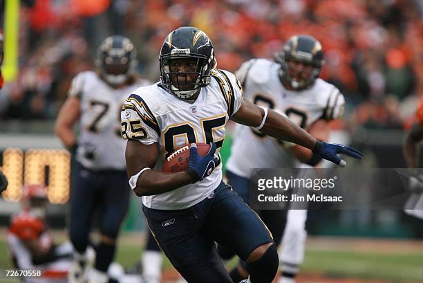 Antonio Gates of the San Diego Chargers runs with the ball during a game against the Cincinnati Bengals on November 12, 2006 at Paul Brown Stadium in...