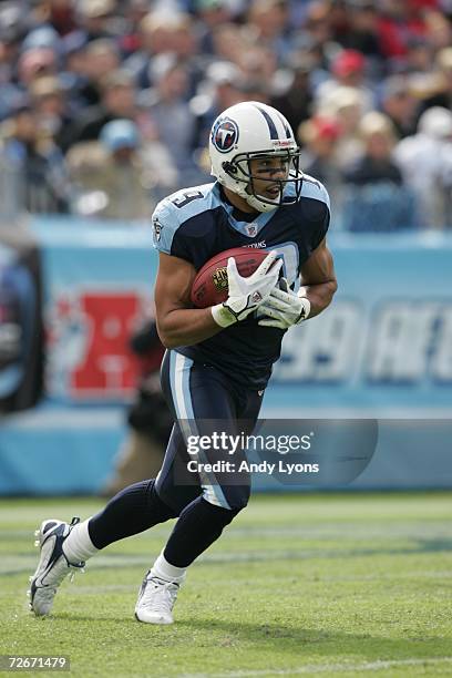 Bobby Wade of the Tennessee Titans runs against the Baltimore Ravens on November 12, 2006 at LP Field in Nashville, Tennessee. The Ravens won 27-26.