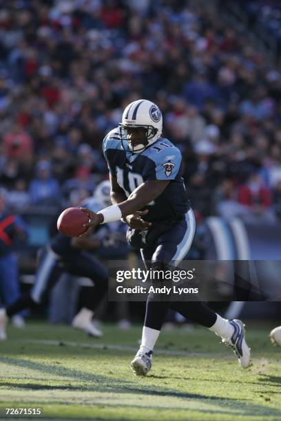 Vince Young of the Tennessee Titans hands off against the Baltimore Ravens on November 12, 2006 at LP Field in Nashville, Tennessee. The Ravens won...