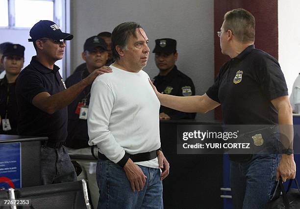 El ex presidente de la Administracion Nacional de Acueductos y Alcantarillados de El Salvador Carlos Perla conversa es conducido por la policia a su...