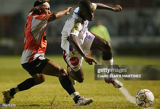 Tegucigalpa, HONDURAS: Mainor Figueroa of the Honduran Olimpia struggles for the ball with Michael Barrantes of the Costa Rican Punta Arenas during...