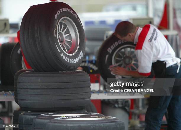 Mechanic checks a Bridgestone tyre used during the Formula One test sessions at the Catalonia racetrack in Montmelo near Barcelona, 28 November 2006....