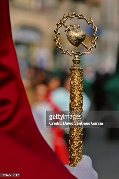 close-up of sacred heart symbol atop a staff, granada easter celebration in andalusia, spain - scepter 個照片及圖片檔