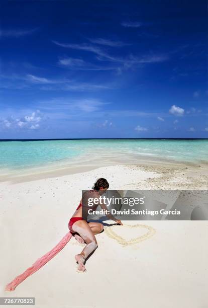 young woman walking on sandbank beach, maldives, indian ocean, asia, maafishi - bikini atoll stockfoto's en -beelden