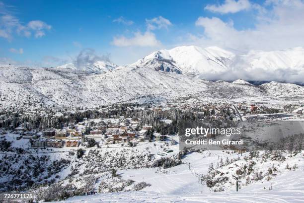 a fresh blanket of snow covers the base area of cerro catedral in argentina - 德巴里洛切 個照片及圖片檔