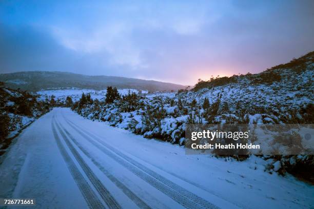 the sunrising over snowfall in cradle mountain, tasmania. - cradle mountain stock pictures, royalty-free photos & images