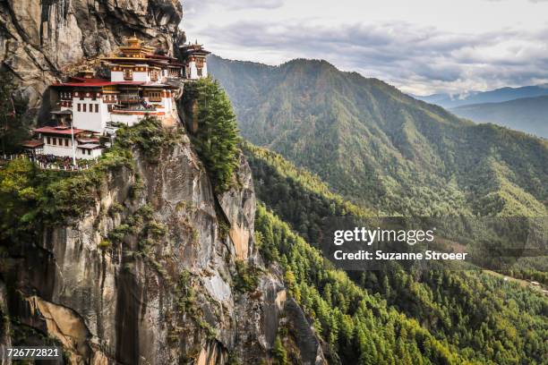 paro taktsang, the tigers nest monastery in bhutan - chinese temple stockfoto's en -beelden