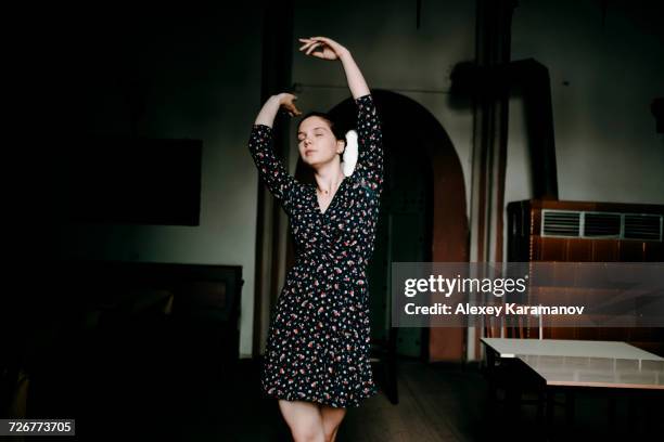 caucasian woman dancing in livingroom - frau tanzt im wohnzimmer stock-fotos und bilder