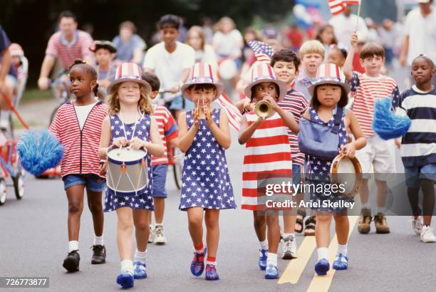 children marching in 4th of july parade - america parade stock-fotos und bilder