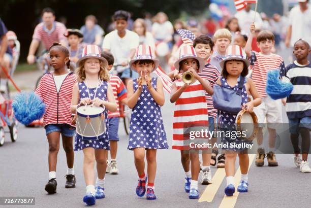 children marching in 4th of july parade - día de la independencia fotografías e imágenes de stock