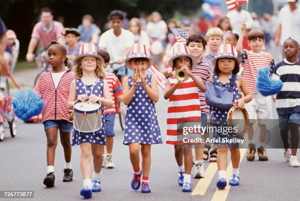 children marching in 4th of july parade - optocht stockfoto's en -beelden