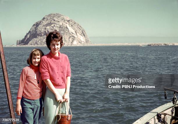 caucasian mother and daughter posing near ocean - nostalgie photos et images de collection