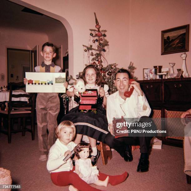 caucasian father with son and daughters posing with christmas gifts - retro christmas stock-fotos und bilder