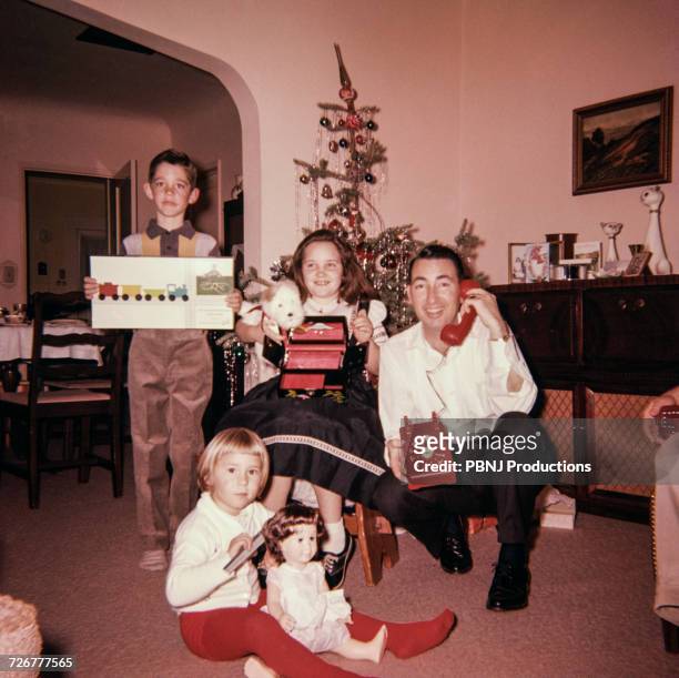 caucasian father with son and daughters posing with christmas gifts - american girl doll 個照片及圖片檔