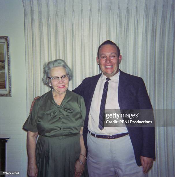 portrait of smiling caucasian mother and son - retro portrait frau mother stock-fotos und bilder