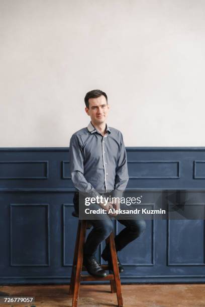 portrait of middle eastern man sitting on stool - tabouret photos et images de collection