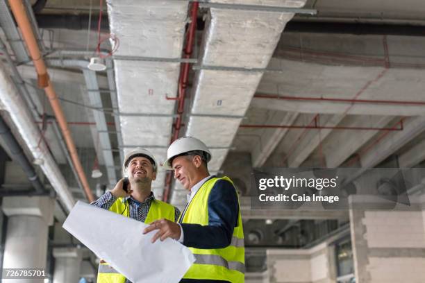 Flashlight Using Contuction Worker Men With Flashlight Drawing Photos and Premium High Res Pictures ...