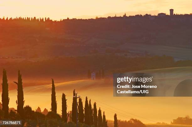 orcia valley, vitaleta chapel at dawn, pienza, tuscany, italy - capella di vitaleta 個照片及圖片檔