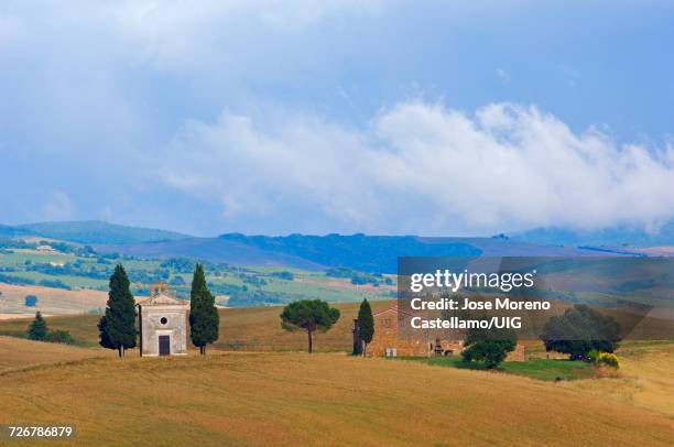 orcia valley, vitaleta chapel, pienza, tuscany, italy - capella di vitaleta stock pictures, royalty-free photos & images